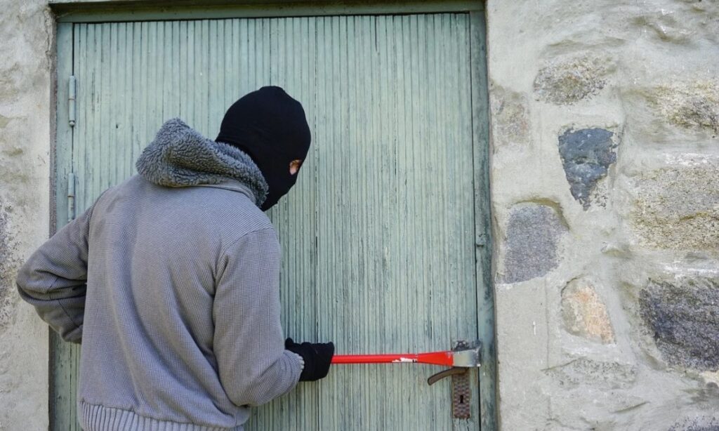Приведен малолетник кој украл пари и предмети од црква во Тетово