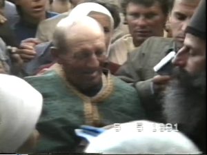 Архивска снимка од 1991 година: Митрополитот Петар го враќа во свештеничка служба свештеникот што Енвер Хоџа го испрати во затвор