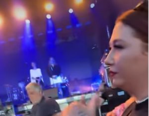 Емотивен момент на концертот: Јаков ѝ даде поддршка на девојка која ја победи битката со ракот