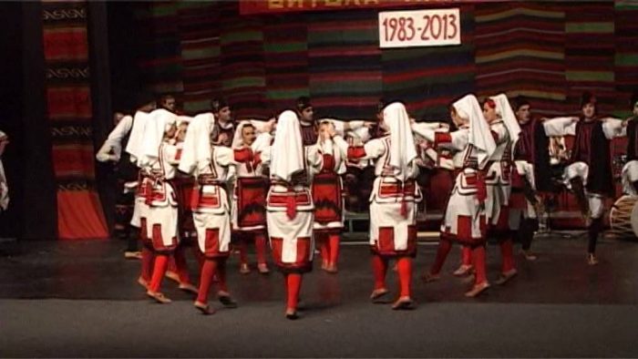 НА ДЕНЕШЕН ДЕН: И оро одиграа и пак виза не добија, во знак на протест ансамблот Гоце Делчев направи концерт пред амбасадата