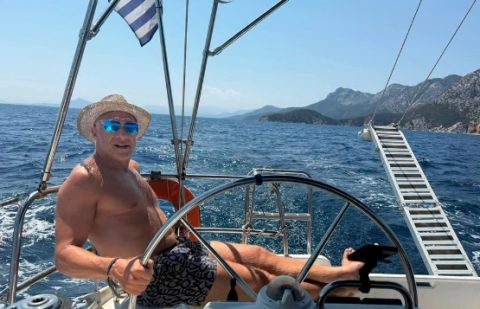 По разводот Милан Калиниќ во друштво на мистериозна жена ужива на летување