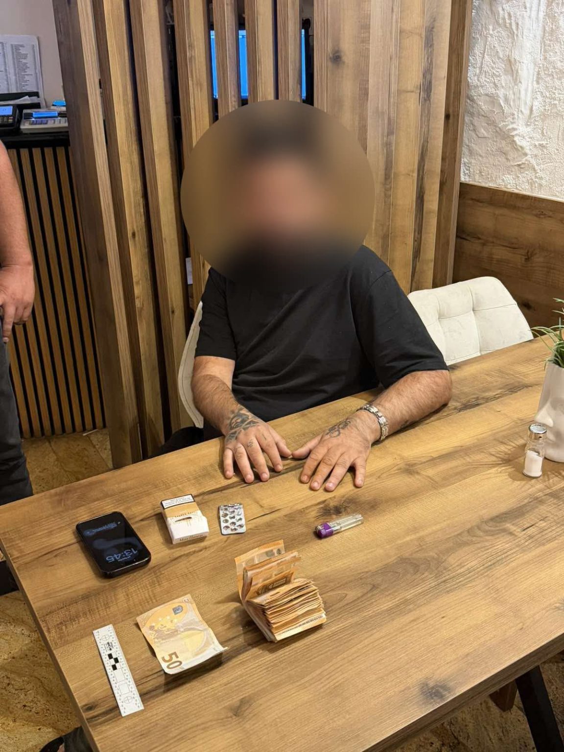 МВР ОБЈАВИ ФОТОГРАФИИ: Фатен на дело измамник од Кавадарци – ограбил жена за 9.000 евра
