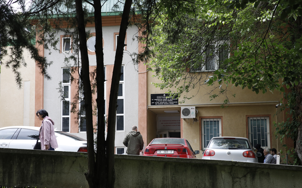 Двегодишно дете од Куманово затруено со разредувач за боја, пренесено на Клиниките во Скопје