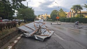 Над 30 повредени во невремето во Скопје третирани во болницата „Свети Наум Охридски“ и Клиничкиот центар „Мајка Тереза“
