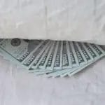 Да ставевте 100.000 денари под перница во 2021 година, колку би вределе денес?