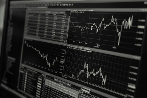 Американските акции паѓаат по растот на цените на нафтата поради обновените тензии меѓу САД и Иран