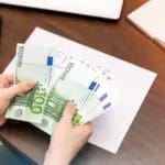 Граѓаните креваат кредити за да вратат долгови: Платата стигнува, ама не останува