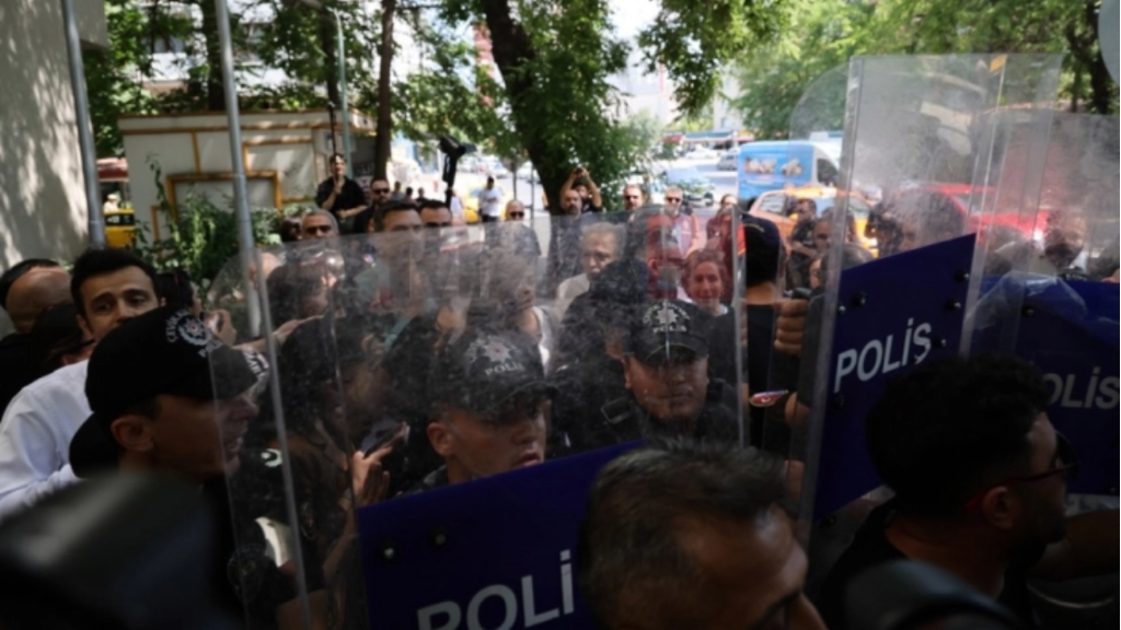 Полицијата во Анкара блокира и приведе демонстранти што протестираа против НАТО