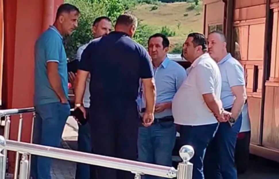 На „Ќафасан“ одбиен влез во Албанија за сопатник на двајца пратеници и функционер од Влен