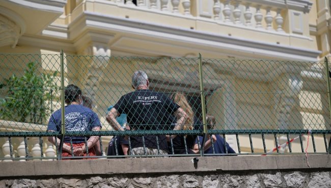 ЖЕНА МАСКИРАНА КАКО МАЖ ГО ИЗВЕЛА БОМБАШКИОТ НАПАД ВО МОНАКО, ЧИЈА МЕТА БЕШЕ УКРАИНСКИ ОЛИГАРХ ПОД САНКЦИИ