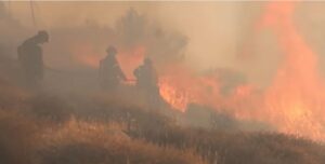 Двајца пожарникари загинаа во голем пожар на Крит