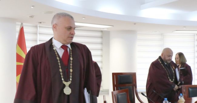УСТАВНИОТ СУДИЈА ГОЦЕ НАУМОВСКИ НАЈАВИЛ, НО НЕ ДОШОЛ НА СЕДНИЦА, ПА ПРЕТСЕДАТЕЛОТ НА СУДОТ ГО НАШОЛ ПРЕКУ ГАШИ КОМУ МУ КАЖАЛ ДЕКА СИ ПОДНЕСУВА ОСТАВКА