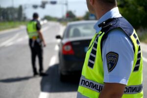 Изминатиот викенд приведени се 64 возачи за безобѕирно возење