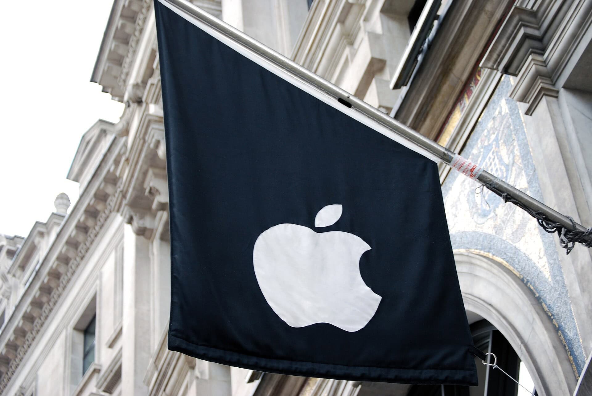 Скандал го тресе Apple: Тројца корисници изгубиле 1,8 милиони долари поради една лажна апликација