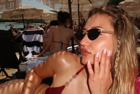 Султана е бура за сите сетила: Ќерката на Наташа Малинкова со својата бикини појава веднаш предизвика возбуда!