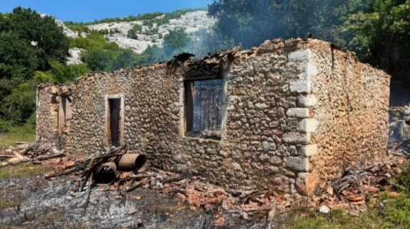 Во пожар на куќа кај Скадар животот го загубија мајка и две малолетни деца