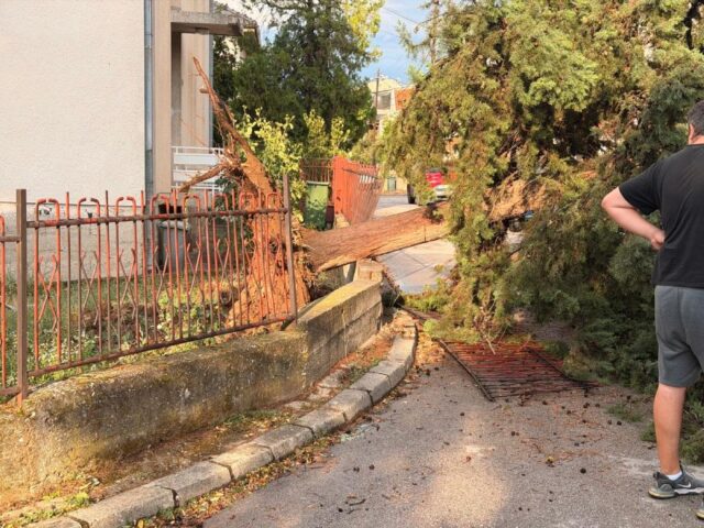 Град Скопје тврди дека работат „деноноќно“ и „во смени“ за што побргу да се расчистат последиците од невремето
