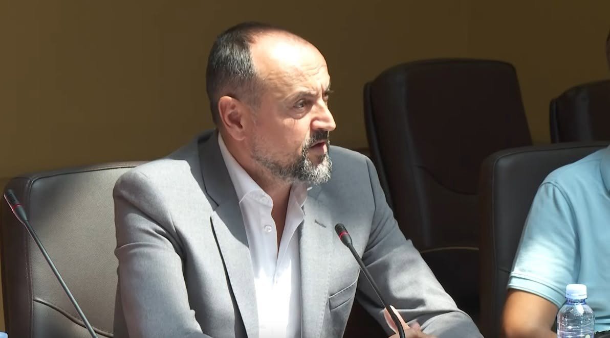 (ВИДЕО) Фатмир Битиќи ја нарече „сметководителка“ министерката за финансии