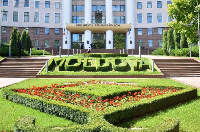 Парламентот на Молдавија ја одобри новата влада на премиерот Василе Тофан, опозициските партии се воздржаа од гласање