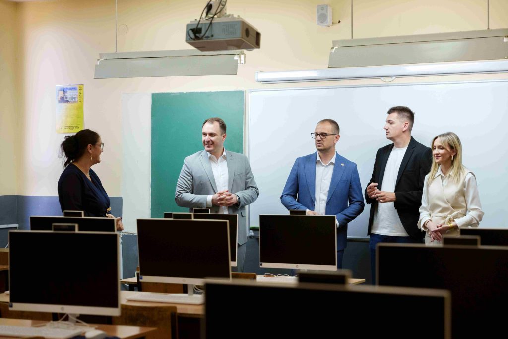 Андоновски и Проданоски го посетија Центарот за услуги во Прилеп: Реализирано уште едно ветување за граѓаните