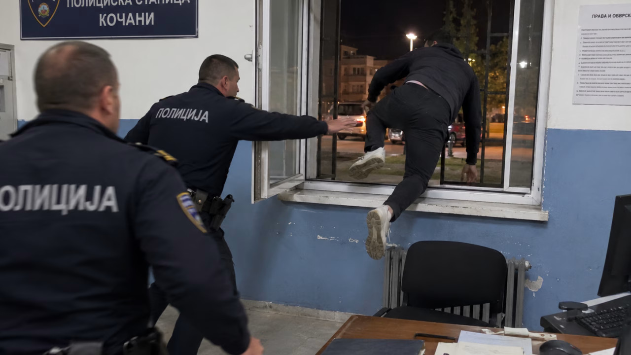 Филмско бегство во Кочани: Осомничен за дрога избега преку прозорец од полициската станица