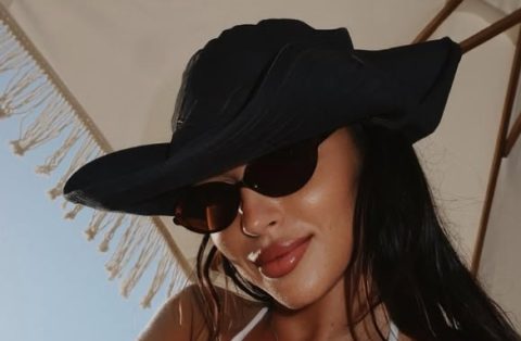 Теодора се фотографираше во танга бикини, а тетоважите на интимната зона го „срушија“ Инстаграм