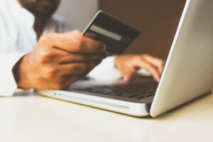 Граѓаните сѐ почесто плаќаат преку интернет и со мобилен телефон