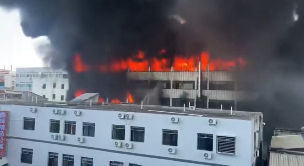 28 луѓе загинаа во пожар во фабрика за чевли во Кина