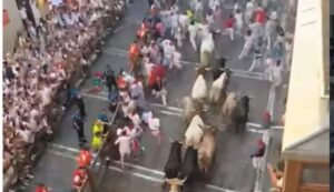 (ВИДЕО) Северна Шпанија – Во Памплона започна фестивалот Сан Фермин, познат по трката со бикови: Собрал повеќе од 12.000 луѓе