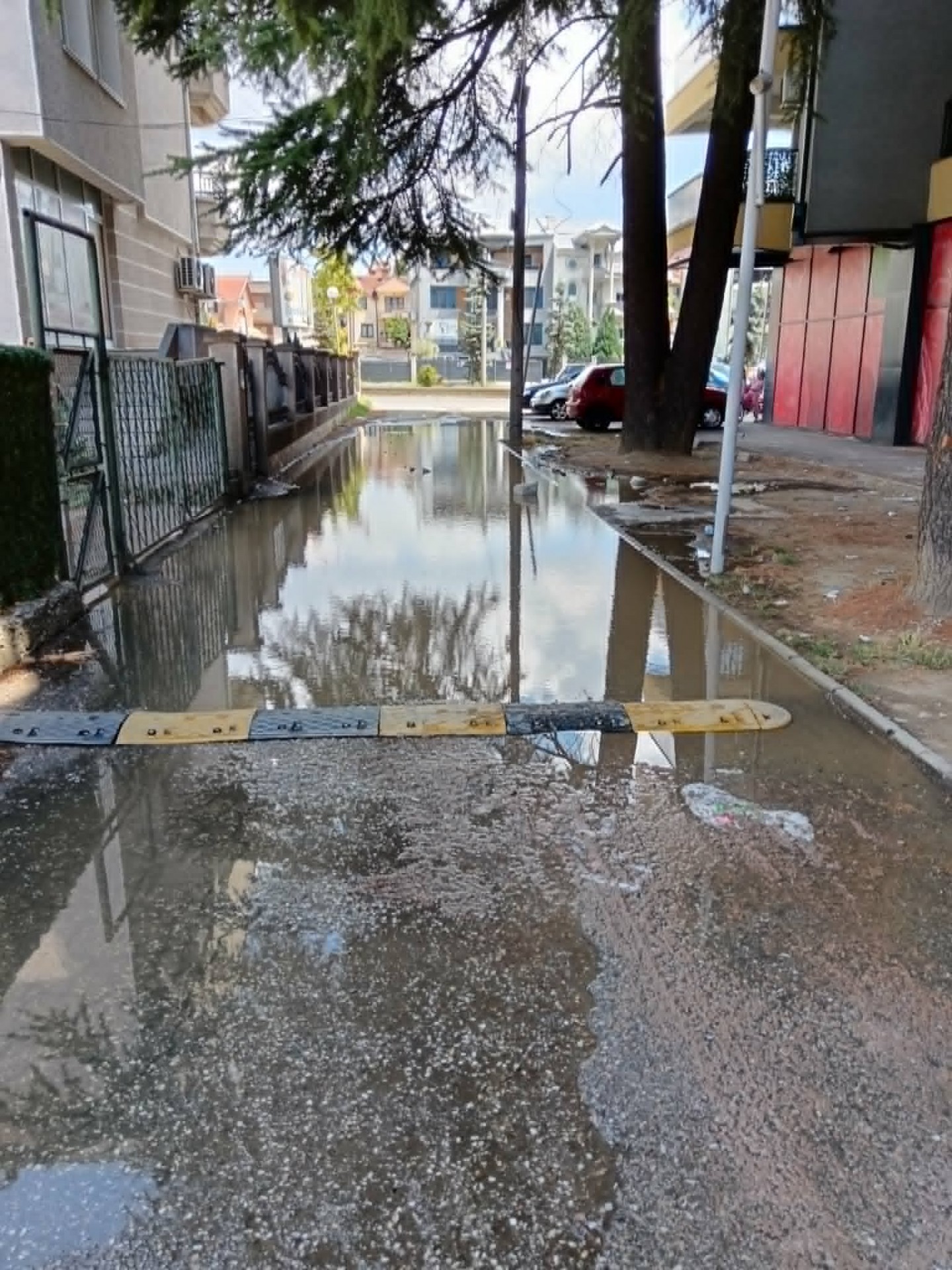 Полна улица вода поради пукната цевка: четврти ден жители на Бутел 2 не можат нормално да влезат дома
