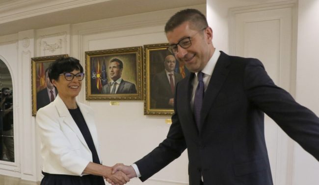 СО ЧЛЕНСТВО ВО ЕУ ЌЕ ДОБИЕТЕ МНОГУ ПОВЕЌЕ ПАРИ, ЈА ОХРАБРУВАМ ВЛАДАТА ДА ГИ НАПРАВИ УСТАВНИТЕ ИЗМЕНИ, КАЖА КОС ПО СРЕДБАТА СО МИЦКОСКИ