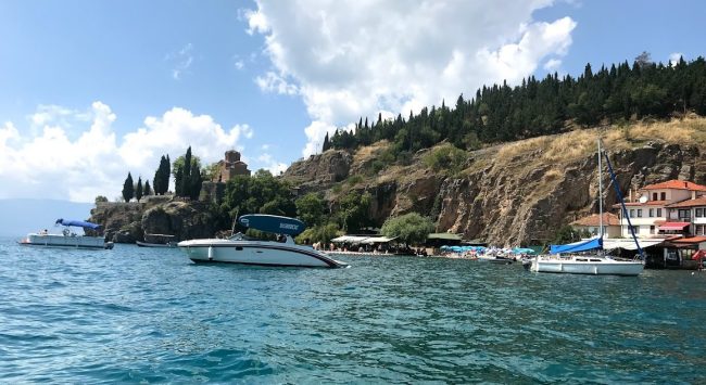 САМО ВО НЕДЕЛАТА ФАТЕНИ ДЕВЕТМИНА ПИЈАНИ ВОЗАЧИ НА ГЛИСЕРИ ВО ОХРИД, ОД КАПЕТАНИЈАТА ВЕЛАТ ДЕЛ ОД ЧАМЦИТЕ НЕ СЕ ПРЕРЕГИСТРИРАНИ
