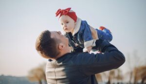 Покажала студија – Зошто татковците што имаат ќерки имаат посреќни бракови
