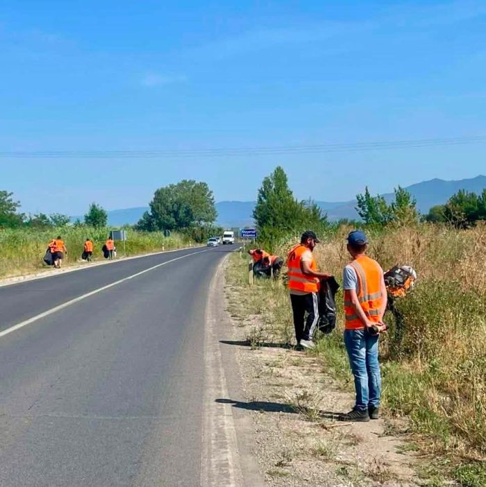 РАБОТНА АКЦИЈА: Осуденици работат на одржување на хигиената на магистралните и на регионалните патишта низ Македонија