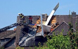 Мал авион се урна врз куќа во Германија – пилотот загина