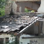 Дали заборавените руини и фасади се закана под налет на ветер