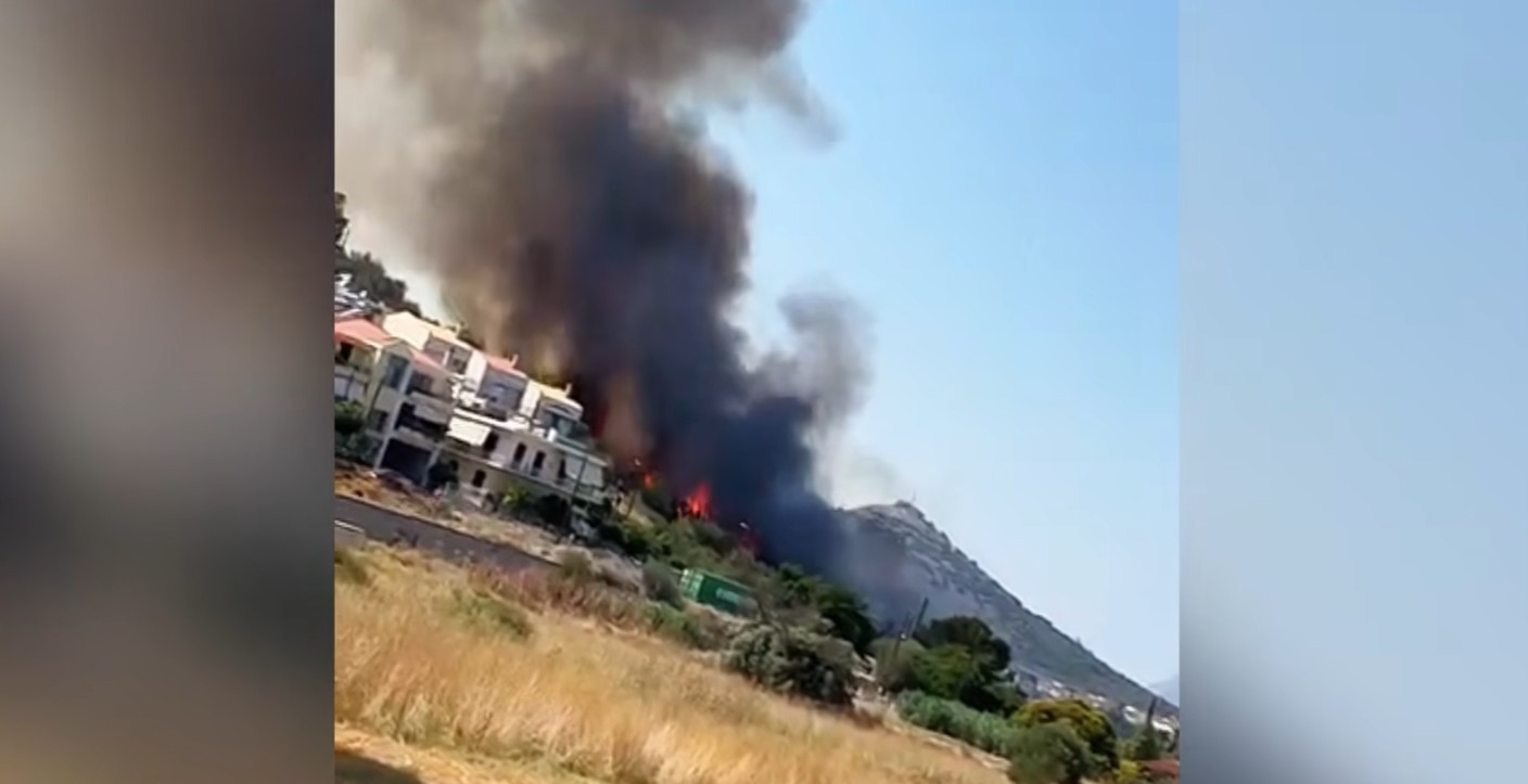 (ВИДЕО) Горат делови од Грција: Тројца пожарникари загинаа, 2.000 туристи се евакуирани