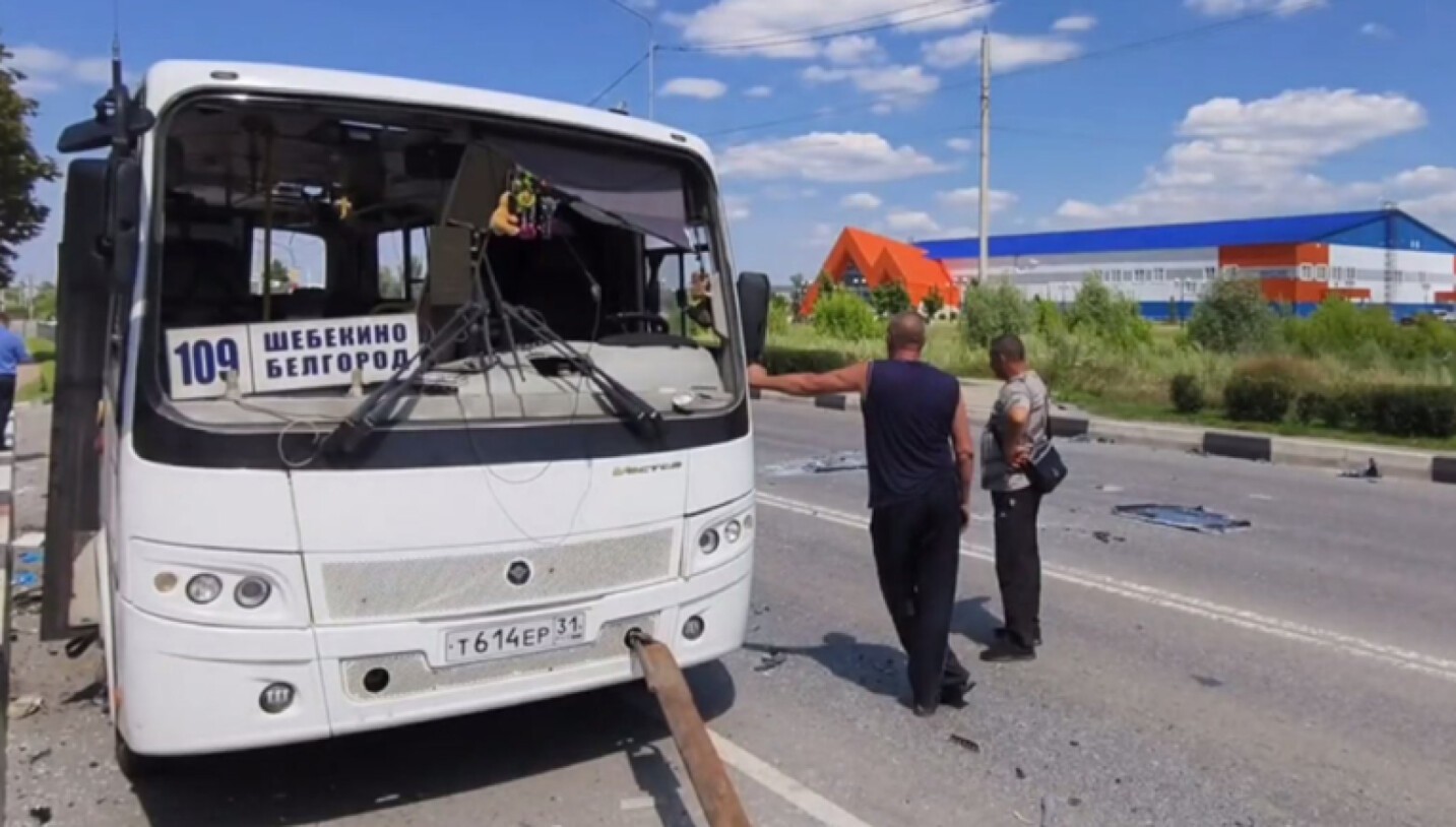 УКРАИНСКИ ДРОН ПОГОДИЛ АВТОБУС ВО БЕЛГОРОД: Русија тврди дека има пет жртви