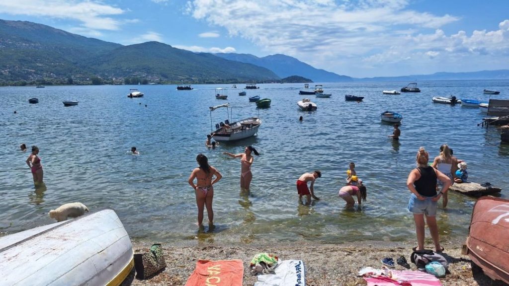 Фекалии и отпадни води го загадуваат Охридското Езеро, но е безбедно за капење