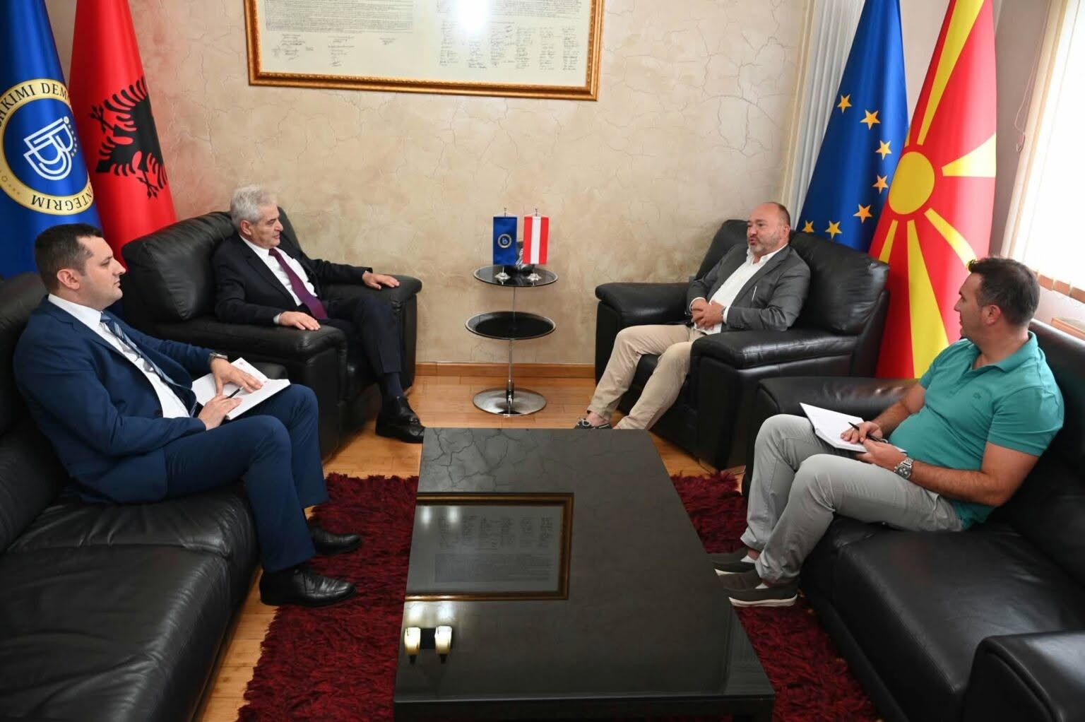 Али Ахмети по сугестија на амбасадорите го стави државното знаме во кабинетот