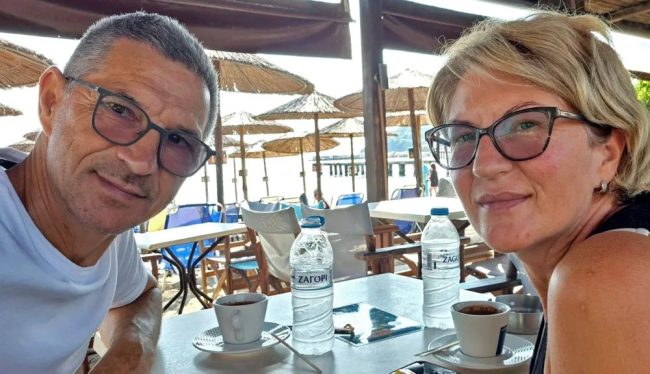 „АКО УМИРАМЕ, ЌЕ УМРЕМЕ ЗАЕДНО“, КАЖАЛА СРБИНКАТА ШТО ГО СПАСУВАЛА СОПРУГОТ ДА НЕ ИЗЛЕТА НИЗ ПРОЗОРЕЦ НА АВИОНОТ НА „РАЈАНЕР“