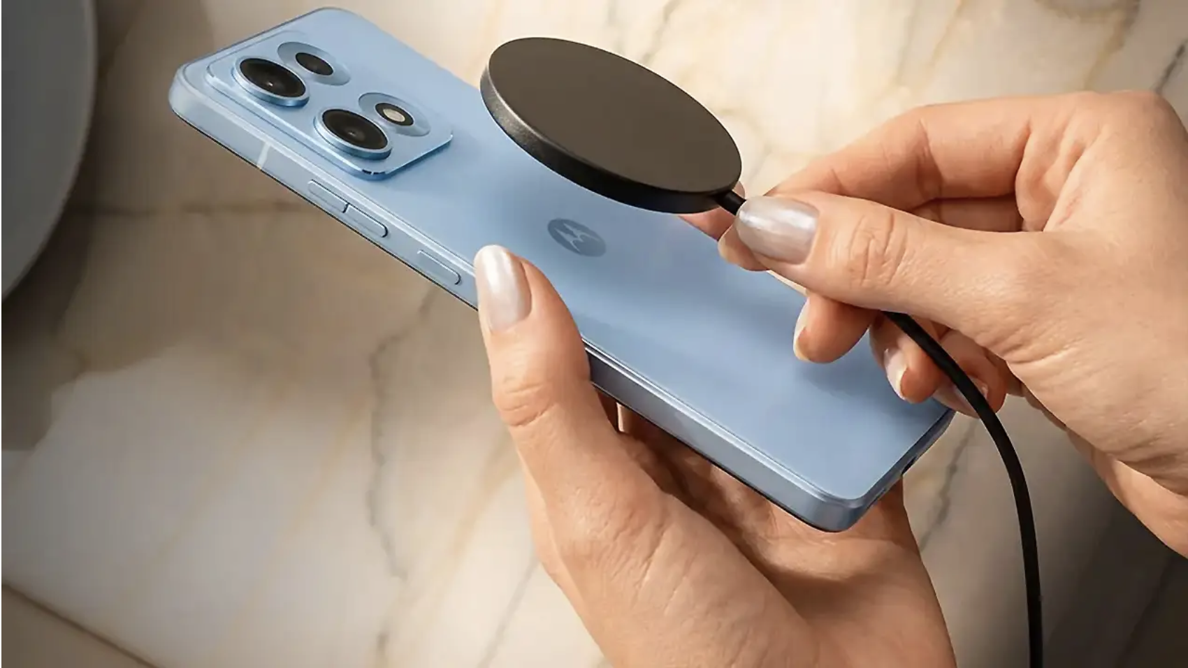 Motorola може да го престигне Samsung со поддршката за Qi2 полнење