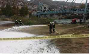 Пожар кај Автобуската станица во Велес зафати шест возила, интервенираа пожарникарите