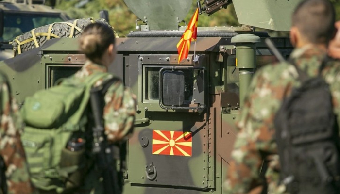 Премиерот Мицкоски на промоција на нова воена опрема во касарната „Илинден“