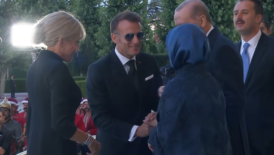 (ВИДЕО) Макрон сакаше да ја бакне раката на Емине Ердоган, еве како таа реагираше