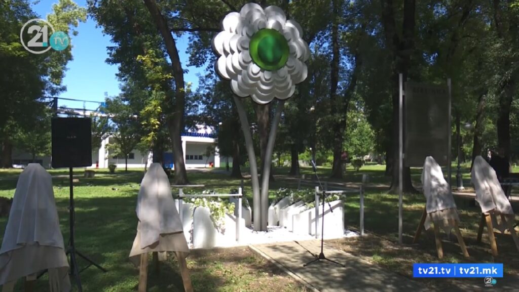Посмртните останки од 10 жртви пристигнаа во Поточари – најмладата жртва која ќе биде погребана утре имала 20 години