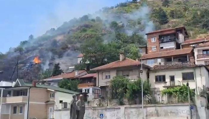 Пожар на Исар во Штип, загрозени куќи – се бара воздушна поддршка