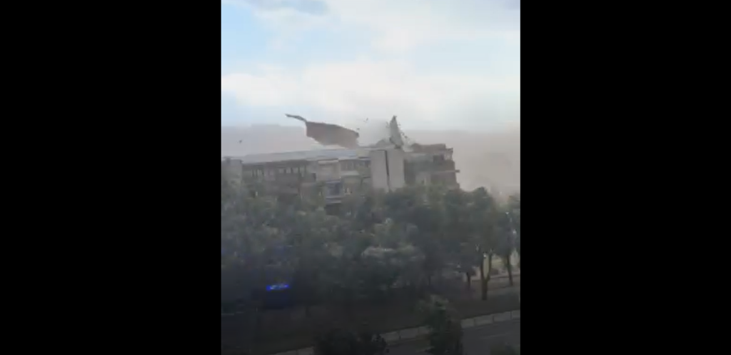 ВИДЕО: Силно невреме го зафати Скопје, откорнат кров од зграда на Партизанска