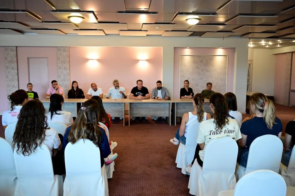 Раководството на ОФМ ги поздравија одбојкарките