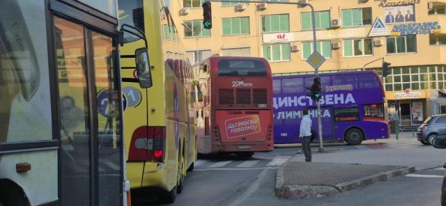 Возач на ЈСП нападнат додека возел